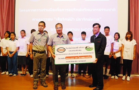 Representatives from Esso refinery in Sriracha donate 200,000 baht to the zoo.